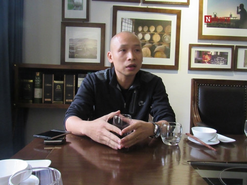 Quản lý nhà hàng anh Trường Anh trao đổi với PV.