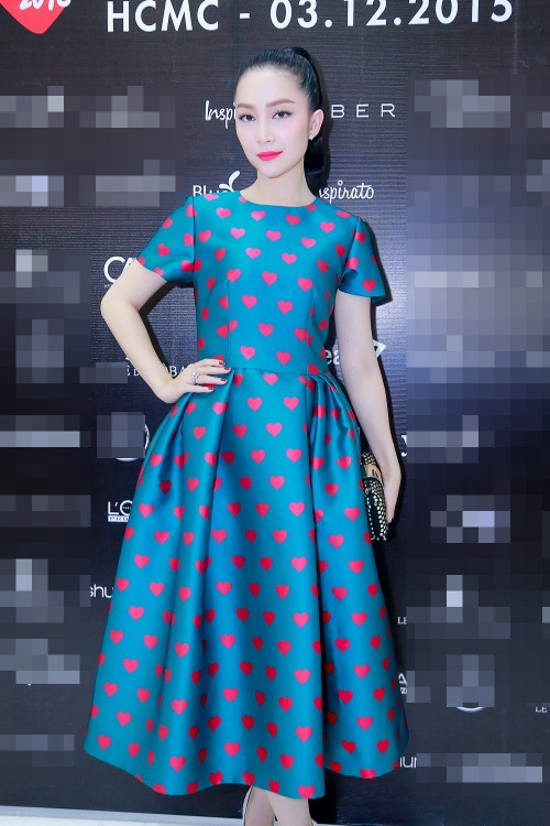 Sự thanh lịch, đơn giản và sang trọng trong phong cách thời trang luôn là yếu tố giúp Linh Nga tỏa sáng và ghi điểm.