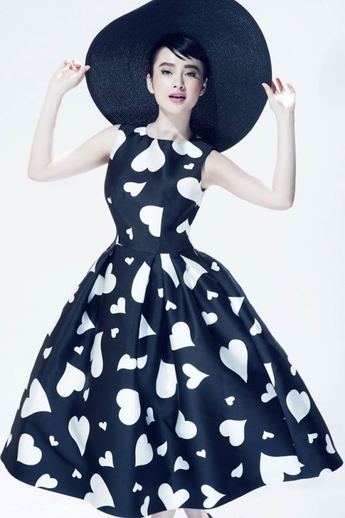 “Bà mẹ nhí” Angela Phương Trinh là một trong những nhân vật đầu tiên được diện thiết kế mới nhất nằm trong bộ sưu tập Thu - Đông 2015 của Đỗ Mạnh Cường.