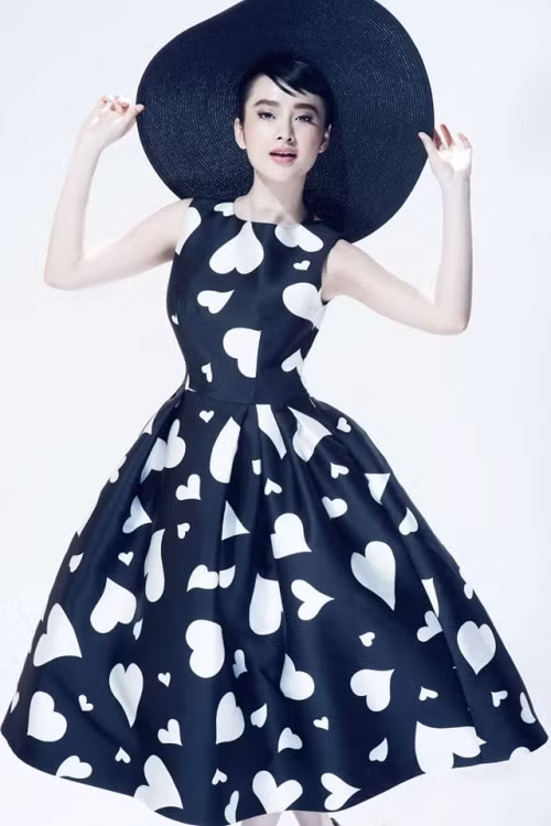 “Bà mẹ nhí” Angela Phương Trinh là một trong những nhân vật đầu tiên được diện thiết kế mới nhất nằm trong bộ sưu tập Thu - Đông 2015 của Đỗ Mạnh Cường.