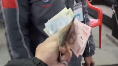 Nhan vien cay xang dung hinh khi bi lat tay rut trom tien