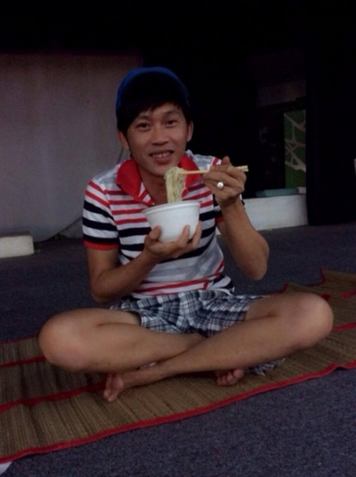 Nổi tiếng như vậy nhưng Hoài Linh vẫn giữ nguyên nếp sống, cách ăn uống của “người nhà quê”. Đặc biệt, không thích ăn “cao lương mỹ vị”, Hoài Linh lại thích ăn cơm với cá khô, nước mắm và không bao giờ đụng đến những đồ ăn bổ dưỡng.