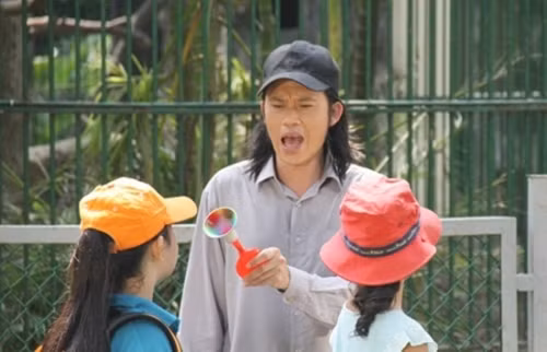 Hoài Linh vô cùng giản dị trên khi xuất hiện trên phim.