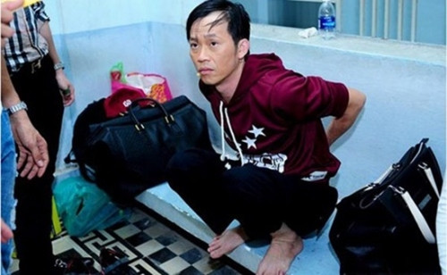 Hoài Linh với dáng ngồi chồm hổm trong hậu trường sân khấu.