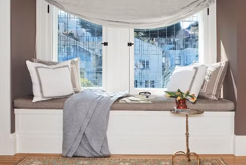 Ấm cúng Một phòng khách mang lại cảm giác ấm cúng đồng thời là sự thể hiện cho sự hiếu khách của gia chủ, hơn thế, bạn còn có thể cuộn tròn mình với những cuốn truyện yêu thích tại nơi này vào những lúc rảnh rỗi. Thật dễ dàng để tạo nên một không gian như thế, bạn chỉ cần đặt một chiếc ghế sofa ấm áp bên cạnh cửa sổ phòng khách nhà mình như thế này.