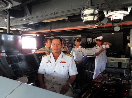 Đại tá Uông Xuân Phúc Sơn, Giám đốc Cty TNHH Tân Cảng – Petro Cam Ranh trên cabin chỉ huy tàu RSS Endurance.