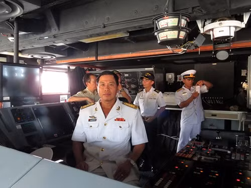 Đại tá Uông Xuân Phúc Sơn, Giám đốc Cty TNHH Tân Cảng – Petro Cam Ranh trên cabin chỉ huy tàu RSS Endurance.