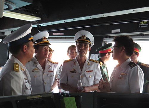 Sĩ quan Hải quân Vùng 4 thăm tàu RSS Endurance.