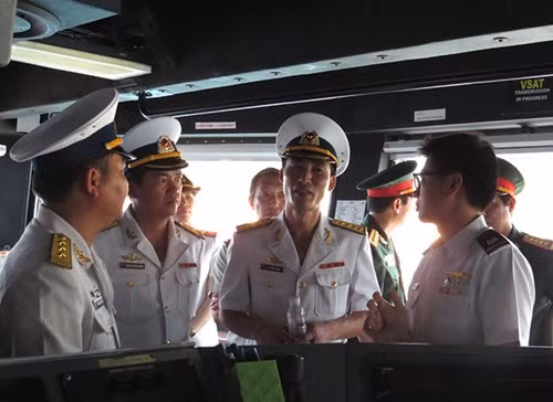 Sĩ quan Hải quân Vùng 4 thăm tàu RSS Endurance.