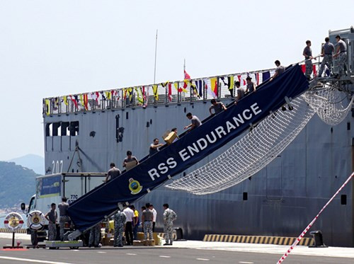 Thủy thủ tàu RSS Endurrance vận chuyển đồ tiếp tế lên tàu.