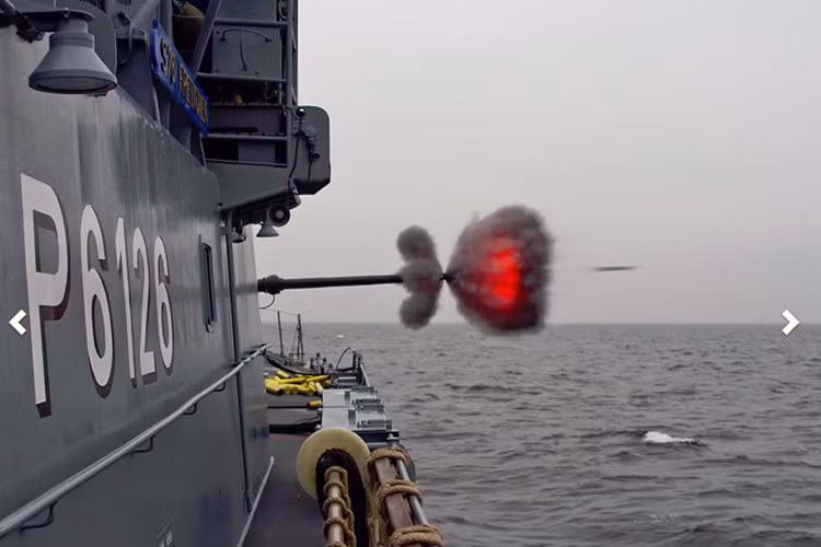 Khoảnh khắc viên đạn pháo bay ra khỏi nòng. Ảnh: Imgur.