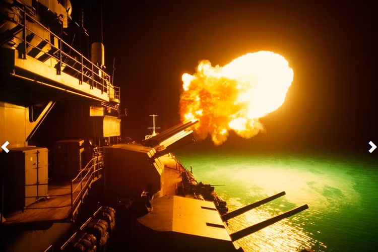 Tàu chiến hạm USS Missouri của Mỹ từ biển oanh tạc lãnh thổ Iraq vào tháng 2/1991.