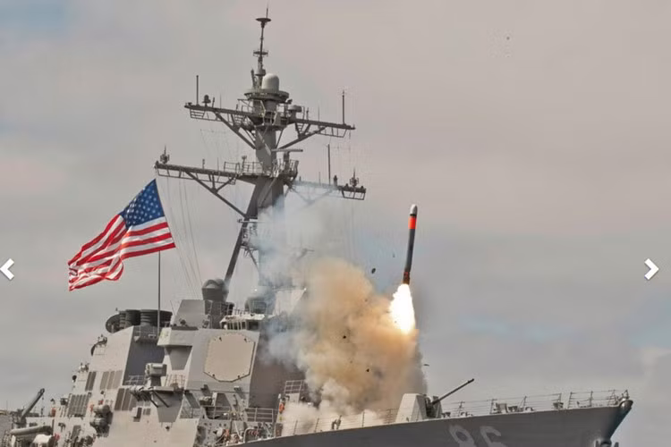 Phóng tên lửa từ chiến hạm Mỹ. Ảnh: Imgur.