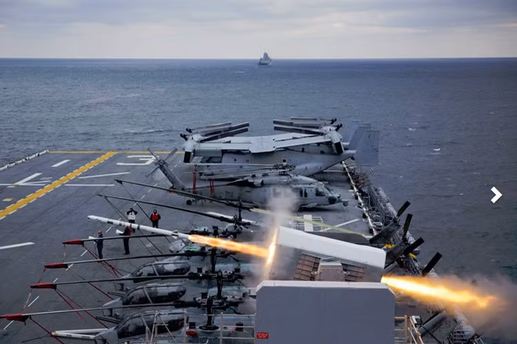 Phóng tên lửa từ tàu sân bay. Ảnh: Imgur.
