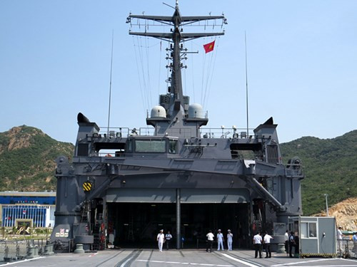 Cảng Quốc tế Cam Ranh được khai trương ngày 8/3, là một trong các cảng lớn nhất của Việt Nam tính theo chiều dài bến cập tàu. Cảng thể tiếp nhận 18 tàu cùng lúc và 185 tàu mỗi năm, với tải trọng tàu tối đa đến 110.000 DWT, kể cả tàu sân bay.