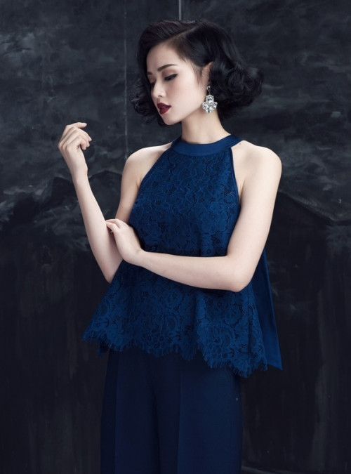 Không tập trung vào những trang phục ôm sát, các thiết kế vừa vặn với độ ôm vừa phải, chất liệu mềm rủ cùng kỹ thuật tạo phom dáng cao cũng là điều Tâm Tít hướng đến. Váy bút chì, đầm suông chữ A, váy bodycon, váy sơ-mi hay váy lệch vai là những chọn lựa hàng đầu của Tâm Tít.