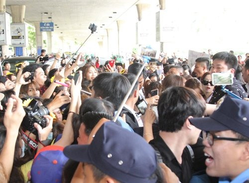 Cuoi vo bung moi khi nhom nhac T-ara o Viet Nam