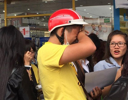 Một fan nam khóc nức nở khi được nhìn thấy T-ara bằng xương bằng thịt.