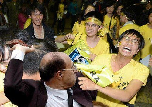 Trước đó, trong lần T-ara sang Việt Nam vào năm 2013, bức ảnh chụp những fan nam khóc thét khi đón thần tượng tại sân bay Nội Bài gây chú ý trên cộng đồng mạng.