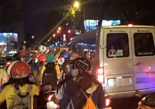 Fan mạo hiểm tính mạng, bất chấp luật giao thông để đuổi theo xe của T-ara.