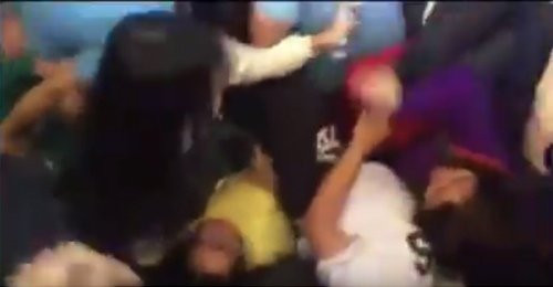 Trong sự chen lấn đó, có không ít fan Việt đã ngã và dẫm đạp lên nhau tạo ra khung cảnh hỗn loạn.