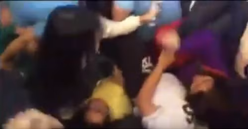 Trong sự chen lấn đó, có không ít fan Việt đã ngã và dẫm đạp lên nhau tạo ra khung cảnh hỗn loạn.