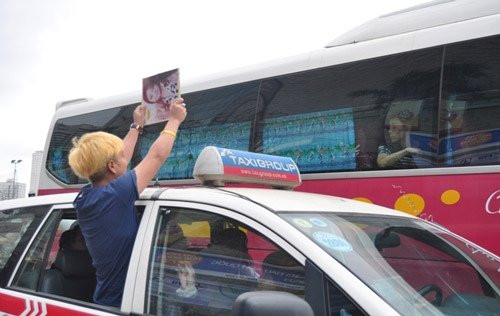 Bày tỏ tình cảm trước sự thờ ơ của thần tượng.