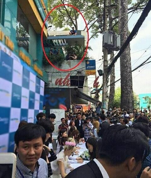 Để nhìn được thần tượng, không ít người mạo hiểm tính mạng trèo lên nóc nhà.