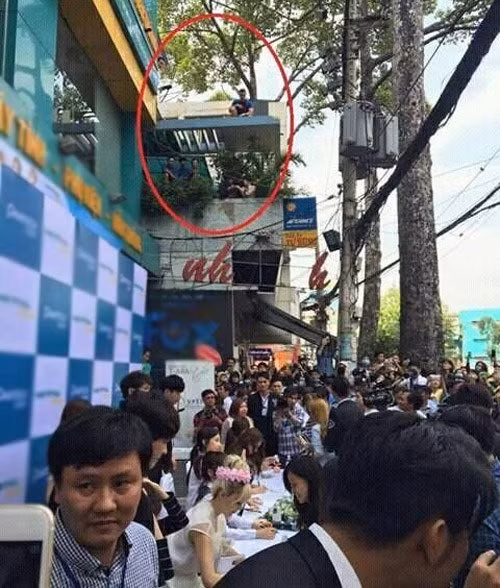 Để nhìn được thần tượng, không ít người mạo hiểm tính mạng trèo lên nóc nhà.