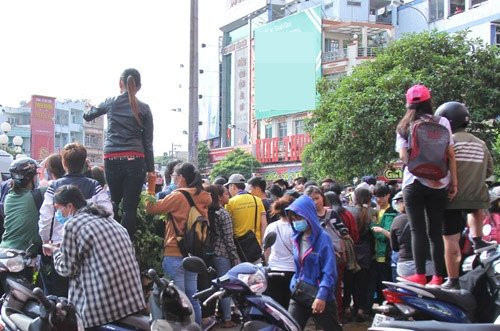 Trong buổi lễ quảng bá cho một nhãn hàng tại khu vòng xoay Dân Chủ, các thành viên T-ara làm tắc nghẽn cả một đoạn đường. Để ngắm được thần tượng, nhiều người không ngần ngại đứng lên cả xe máy.