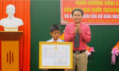 Hoc sinh lop 5 duoc Chu tich nuoc tang huan chuong