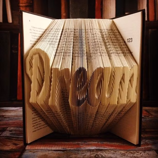 Dù được gấp bằng những trang sách nhưng những nét chữ rất mềm mại. Cuốn sách cũ thành các tác phẩm nghệ thuật gấp giấy Origami 3D ấn tượng.