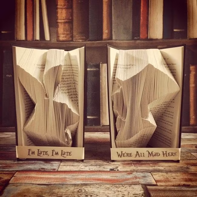 Nữ nghệ sĩ thường không bán các tác phẩm nghệ thuật gấp giấy Origami 3D mà thay vào đó cô trưng bày chúng trong cửa hàng riêng của mình. Đến đây, bạn có thể chiêm ngưỡng những tác phẩm ngoạn mục của cô. Cửa hàng của cô trưng bày gần 100 mẫu và có hướng dẫn tỉ mỉ để bạn làm theo.