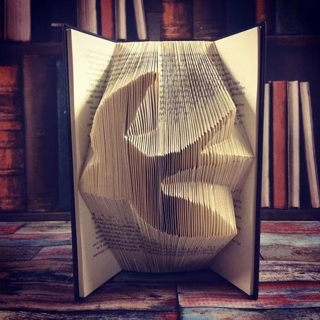 Một chú chim én như sắp bay ra từ trang sách.