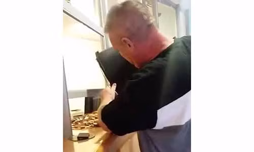 “Va mo hoi" voi ong bo mang tien xu di nop phat