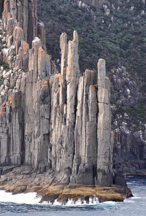 Các cột đá kỳ lạ này thực chất là một thành của cấu trúc liên tục dài hơn 4.000 km kéo dài từ Australia tới Nam Cực.