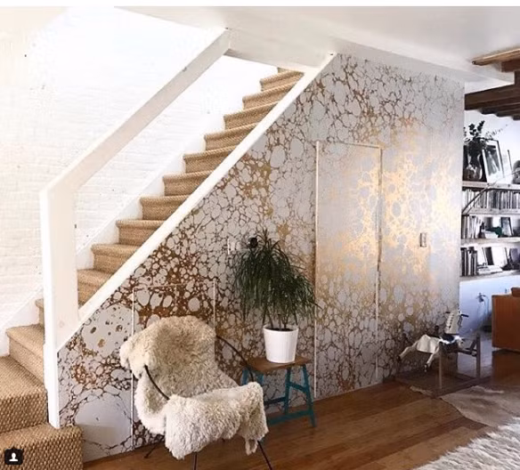 Và nếu bạn muốn có bức tường yêu thích của mình trở nên nổi bật, hãy trang trí nó với giấy dán tường họa tiết đá cẩm thạch màu vàng. Bức tường nhà bạn sẽ trở nên lộng lẫy và quyến rũ mà vẫn hài hòa với không gian bạn đã thiết kế trước đó cho phòng khách nhà mình.