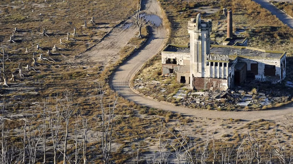 Villa Epecuen, Argentina: Đây từng là thành phố du lịch nổi tiếng, nằm bên bờ Lado Epecuén, một hồ nước có khả năng chữa bệnh. Vào thập niên 1970, khoảng 5.000 người sống ở Villa Epecuen. Tuy nhiên, một cơn bão làm đập vỡ và nước mặn dâng cao 9 m, nhấn chìm thành phố suốt nhiều năm. Nước rút dần từ năm 2009 và giờ du khách có thể thấy những công trình đổ nát trên bề mặt. Ảnh: Theweatherchannel.