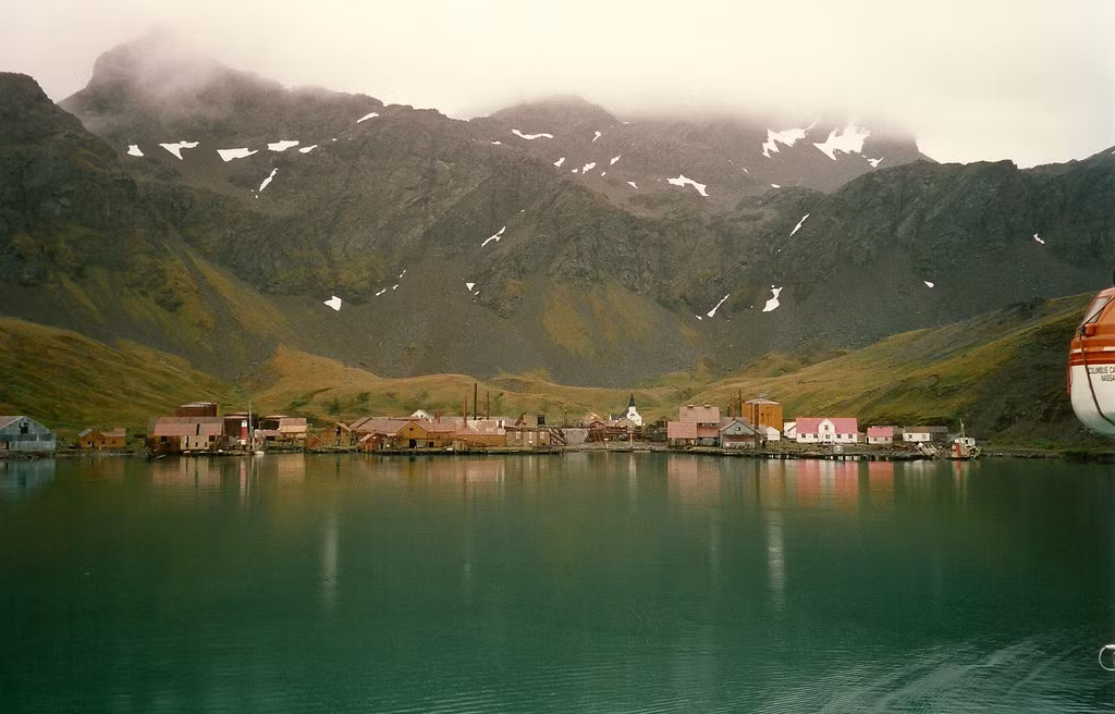 Grytviken, South Georgia: Trạm săn cá voi bị bỏ hoang này được lập ra năm 1904, với số người ở đây lên tới 300 vào thời hoàng kim. Nơi này đóng cửa năm 1966 và trở thành thị trấn hoang lạnh không bóng người. Ảnh: Aah-Yeah/Flickr.