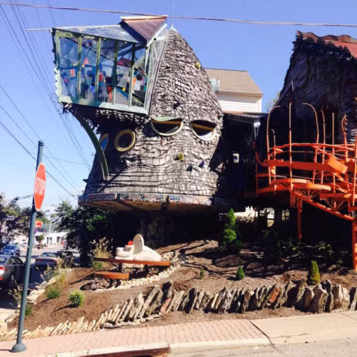 Ban đầu, ngôi nhà này rất bình thường cho đến khi KTS Terry Brown mua nó. Anh và 35 học sinh của mình đã dành vài năm để thêm tất cả các hoa văn huyền ảo và làm cho nó trở nên độc đáo như ngày nay.