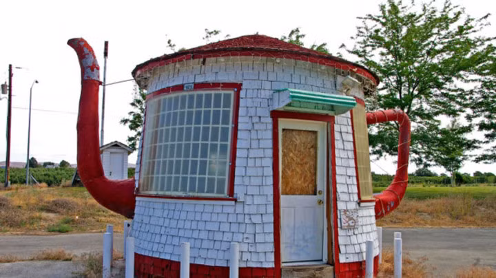 Ngôi nhà ấm trà. Hiện nay ngôi nhà này không còn được sử dụng nữa, nhưng nó đã được xây dựng như một trạm xăng vào năm 1922 và vẫn còn tồn tại đến ngày nay.