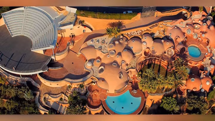 Ngôi nhà bong bóng. Ban đầu, ngôi nhà bong bóng thuộc sở hữu của nhà thiết kế thời trang Pierre Cardin. Nó được thiết kế độc đáo và vô cùng tiện nghi khi có tới 3 hồ bơi, 1 nhà hát 500 chỗ và có thể ngắm nhìn khung cảnh tuyệt đẹp của Địa Trung Hải.