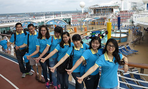 Tour du thuyền được nhiều người Việt chọn lựa du xuân. Ảnh: TÚ UYÊN