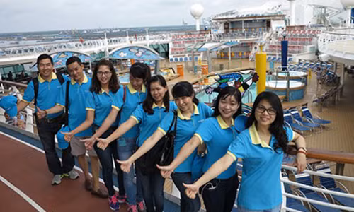 Tour du thuyền được nhiều người Việt chọn lựa du xuân. Ảnh: TÚ UYÊN