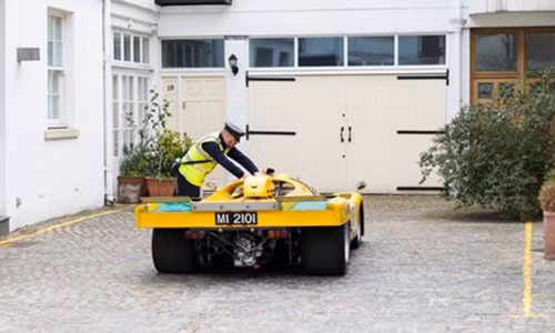 Cảnh sát gắn vé phạt lên siêu xe.