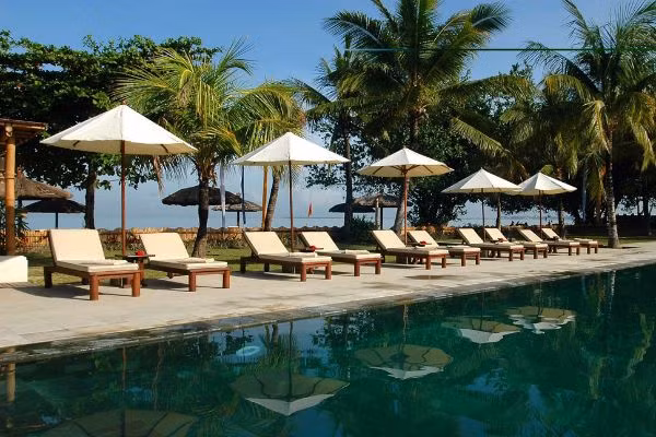 Belmond Jimbaran resort, Indonesia Bali là một điểm đến ưa thích của du khách trên thế giới. Hồ bơi trong khu nghỉ mát Jimbaran là nơi bạn nên ghé thăm nếu có dịp đến Bali. Hồ bơi này nằm gần một trong những bãi biển đẹp nhất ở Bali. Màu xanh ngọc bích của hồ bơi làm nó trông không khác gì hồ băng ở Nam cực. Thế nhưng, ở đây lại ấm áp với cảnh quan xung quanh đậm chất nhiệt đới với cọ và dừa. Những thác nước ngọt, vườn hoa quanh hồ càng làm nó trở nên hữu tình, đáng là nơi để thư giãn.