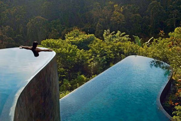 Vườn treo Ubud, Indonesia Hồ bơi này nằm ở giữa khu rừng nhiệt đới, trong một khu nghỉ mát sang trọng. Thiết kế chơi vơi, lại được bóng cây tỏa mát xung quanh, bể bơi trông có vẻ giống như một giỏ nước của Thượng đế được treo giữa trời. Hồ bơi và khu du lịch tại đây sẽ giúp du khách được thưởng thức một kỳ nghỉ nhiệt đới không thể hoàn hảo hơn. Tốt nhất là đến để tự cảm nhận.