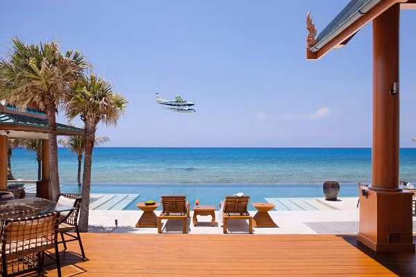 Nandana Villas, Bahamas Bản thân Bahamas đã là một hồ bơi tuyệt vời tại vùng biển Caribbean. Nhưng ở Bahamas, bạn nên đến hồ bơi ở Nandana Villas để hiểu thế nào là ‘đỉnh của đỉnh’. Rừng cọ bao quanh, cát trắng sạch tinh khôi, nước trong xanh vắt… Không thể dùng từ ngữ để tả cảnh thiên đường giữa đại dương.