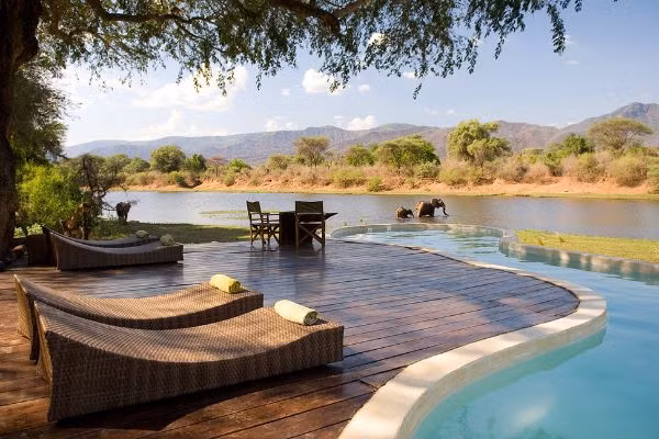 River House Chongwe, Zambia Chỉ cần bước vào hồ bơi này và mở mắt thì cũng đủ cho bạn nghĩ rằng mình đã lạc vào một không gian khác. Từ hồ bơi, bạn có thể nhìn thấy chú voi đang vui vẻ ăn, uống, chơi đùa. Bạn có thể ngắm được cả bầy linh dương. Chưa khi nào mà ranh giới giữa bạn và thiên nhiên lại gần như thế. Nó đáng gọi là hồ bơi chốn địa đàng.