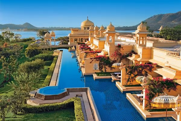 Lake Palace, Udaipur, Ấn Độ Ở Udaipur, Ấn Độ có một hồ đẹp nổi tiếng là Pichola. Trong hồ Pichola có đảo Jag Niwas và trên đảo có một khách sạn sang trọng là Lake Palace. Trong khách sạn này có những hồ bơi xa hoa hệt cho các vua chúa Ấn Độ ngày xưa. Nói chung, cảm giác ngâm mình ở một hồ bơi nằm giữa một hồ bơi cũng là điều rất đáng để trải nghiệm.